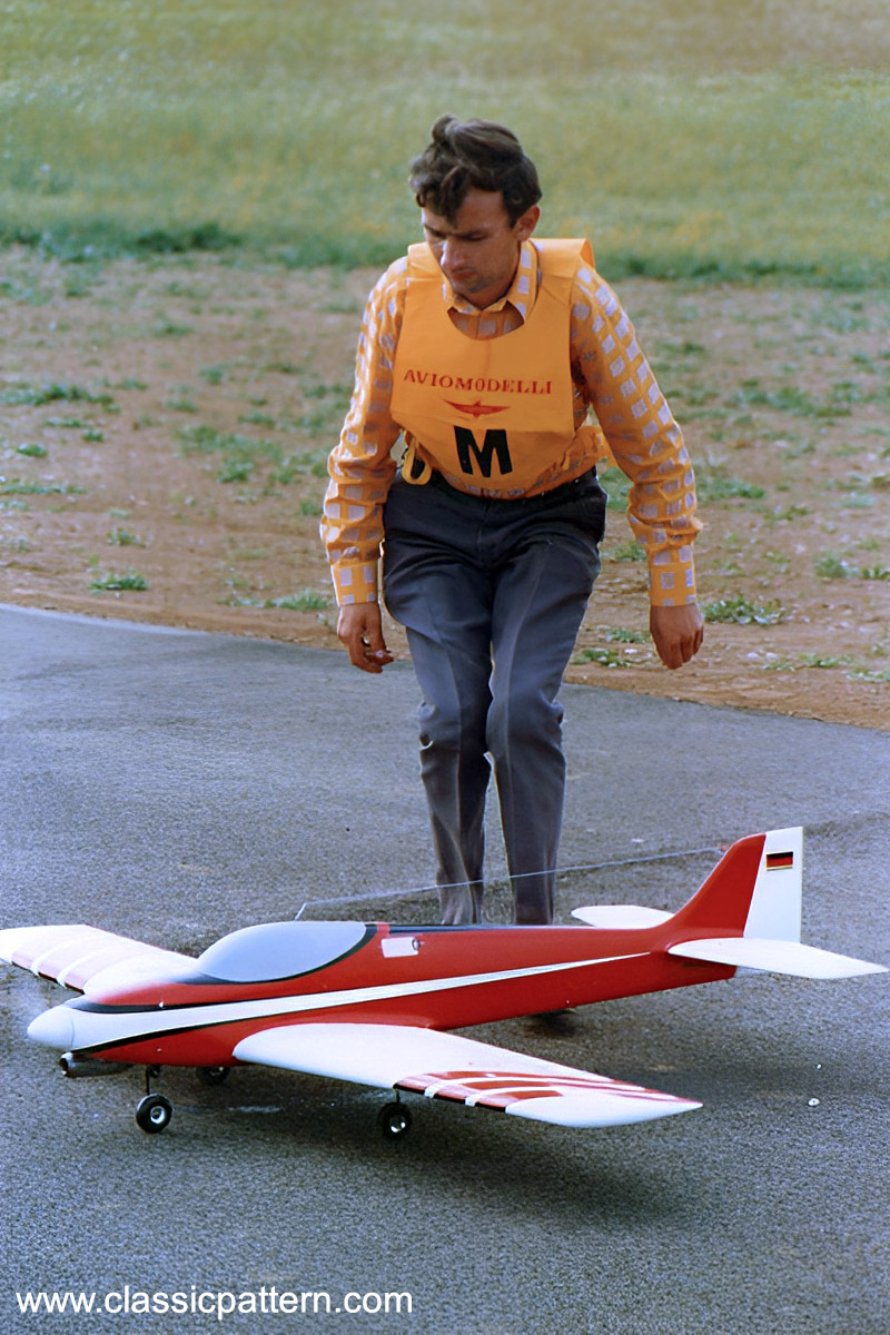 Wolfgang Kosche`s KOGI 12 Franz Mayr, einer der zukünftigen deutschen Toppiloten (F3A und TOC Pilot), hier in der Funktion als Schmiermaxe